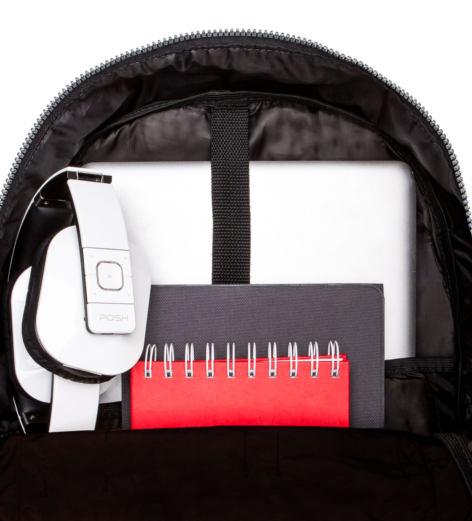 Mochila aberta com laptop, smartwatch e caderno espiral vermelho dentro.