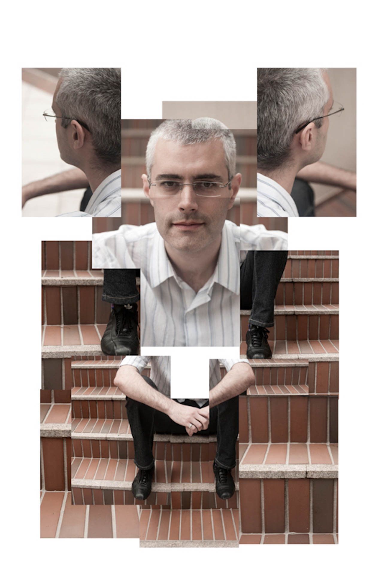Colagem de um homem sentado, de camisa branca e óculos, visto de frente e de perfil contra um fundo de tijolos.