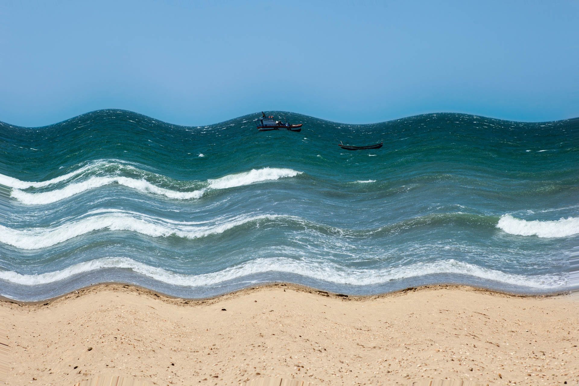 Vista aérea de ondas turquesas quebrando em uma praia de areia, com espuma branca ao longo da costa.