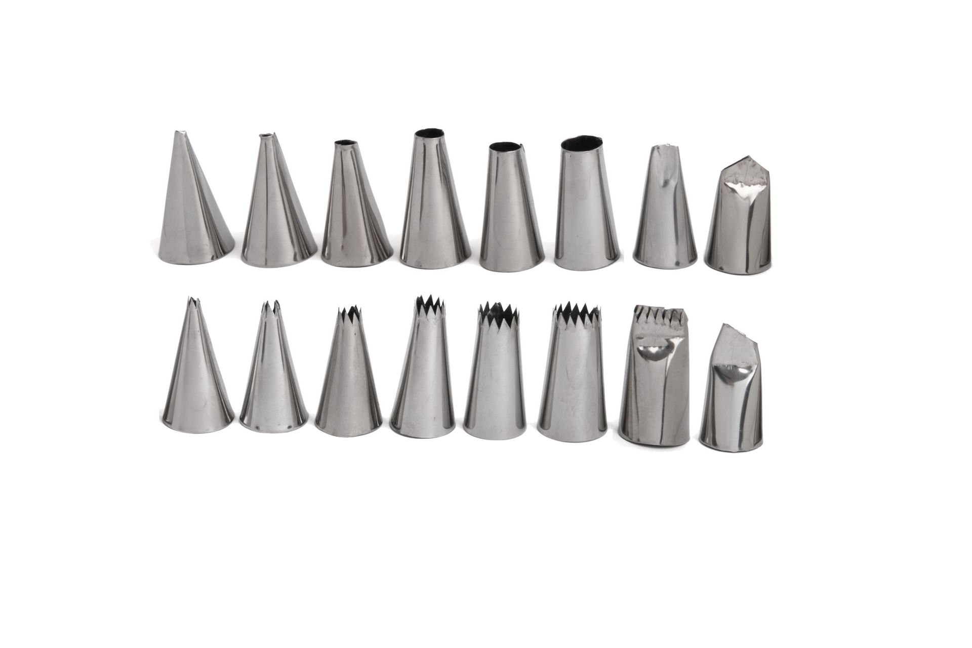 Duas fileiras de brocas ou pontas de corte cônicas de metal prateado sortidas sobre um fundo branco.