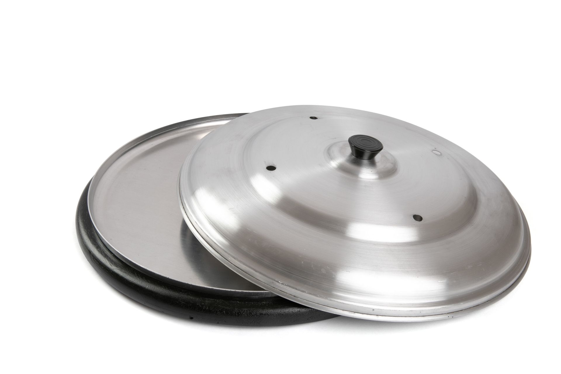 Duas tampas de metal prateado, uma com borda preta, sobrepostas em um fundo branco.