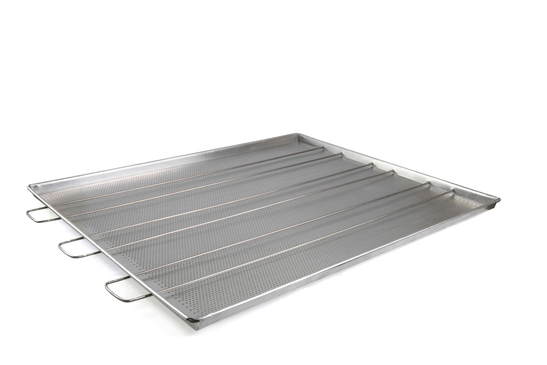 Grelha de metal aramado com alças laterais sobre fundo branco