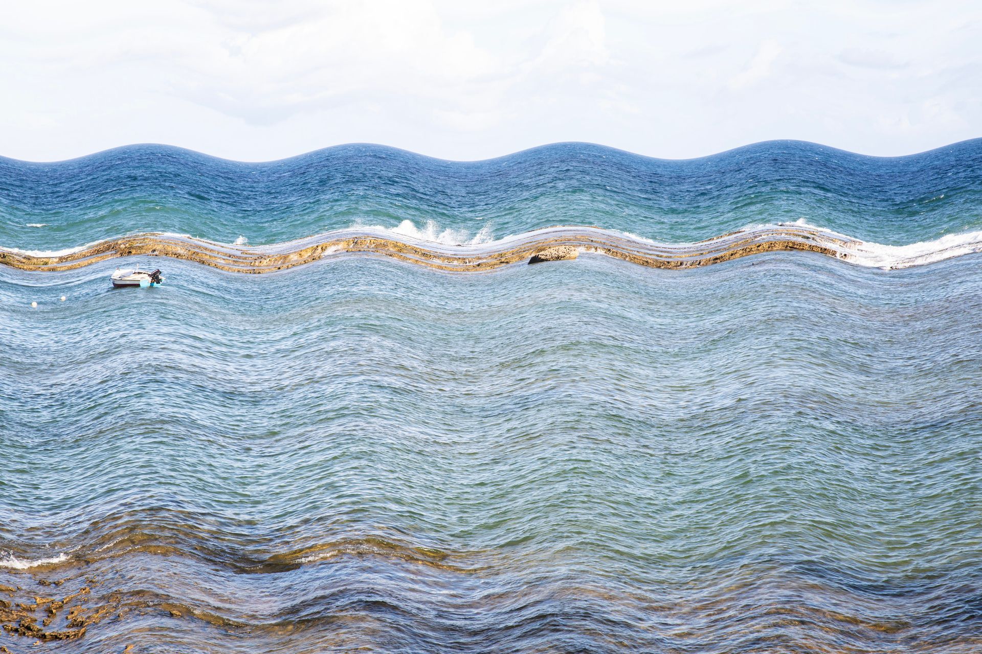 Oceano azul ondulado com um pequeno barco próximo ao canto superior esquerdo e um céu claro acima.