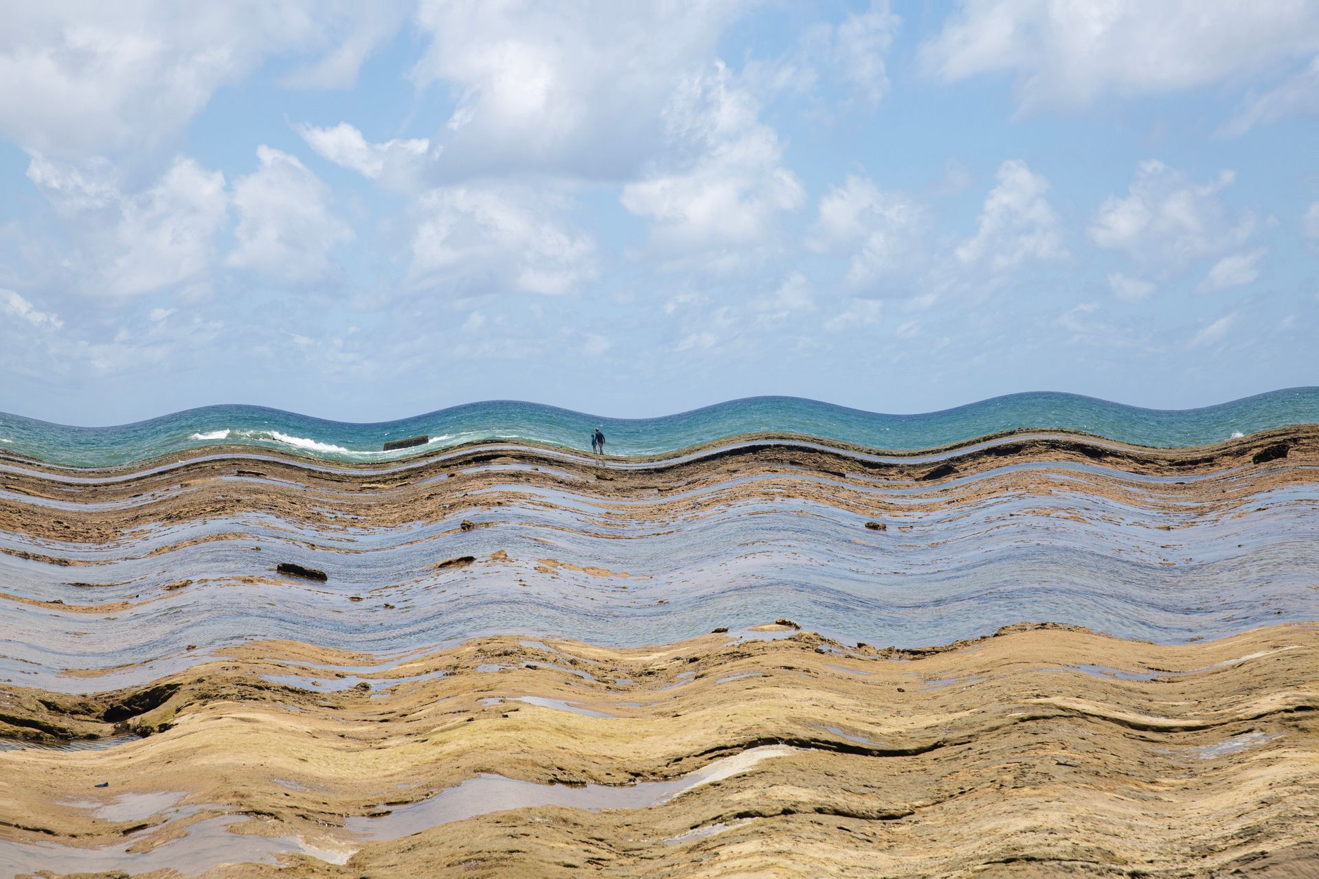 Camadas onduladas e distorcidas de céu azul, nuvens e solo arenoso em uma paisagem surreal.
