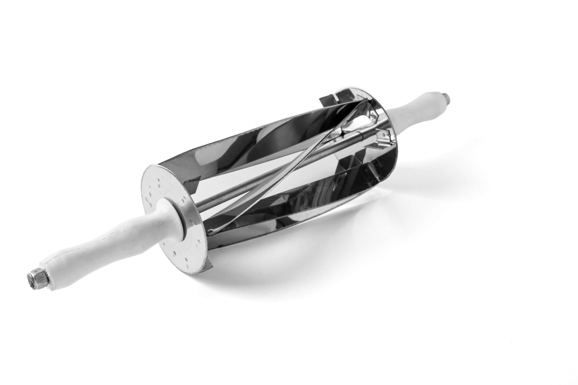 Objeto cilíndrico de metal facetado em branco e prata com hastes salientes, isolado em fundo branco.
