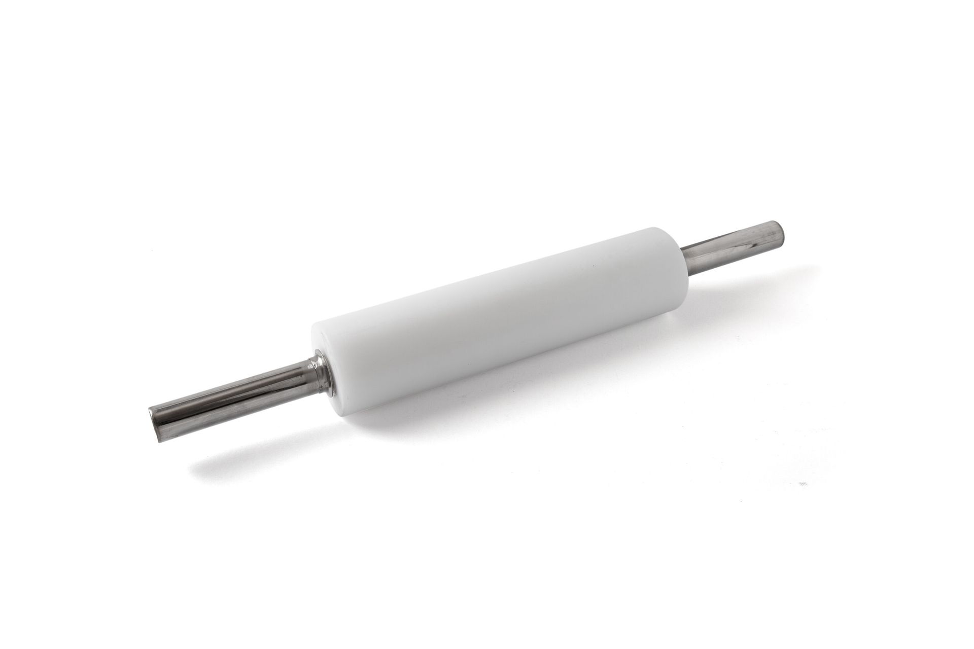 Rolo de massa branco com cabos de metal sobre fundo branco