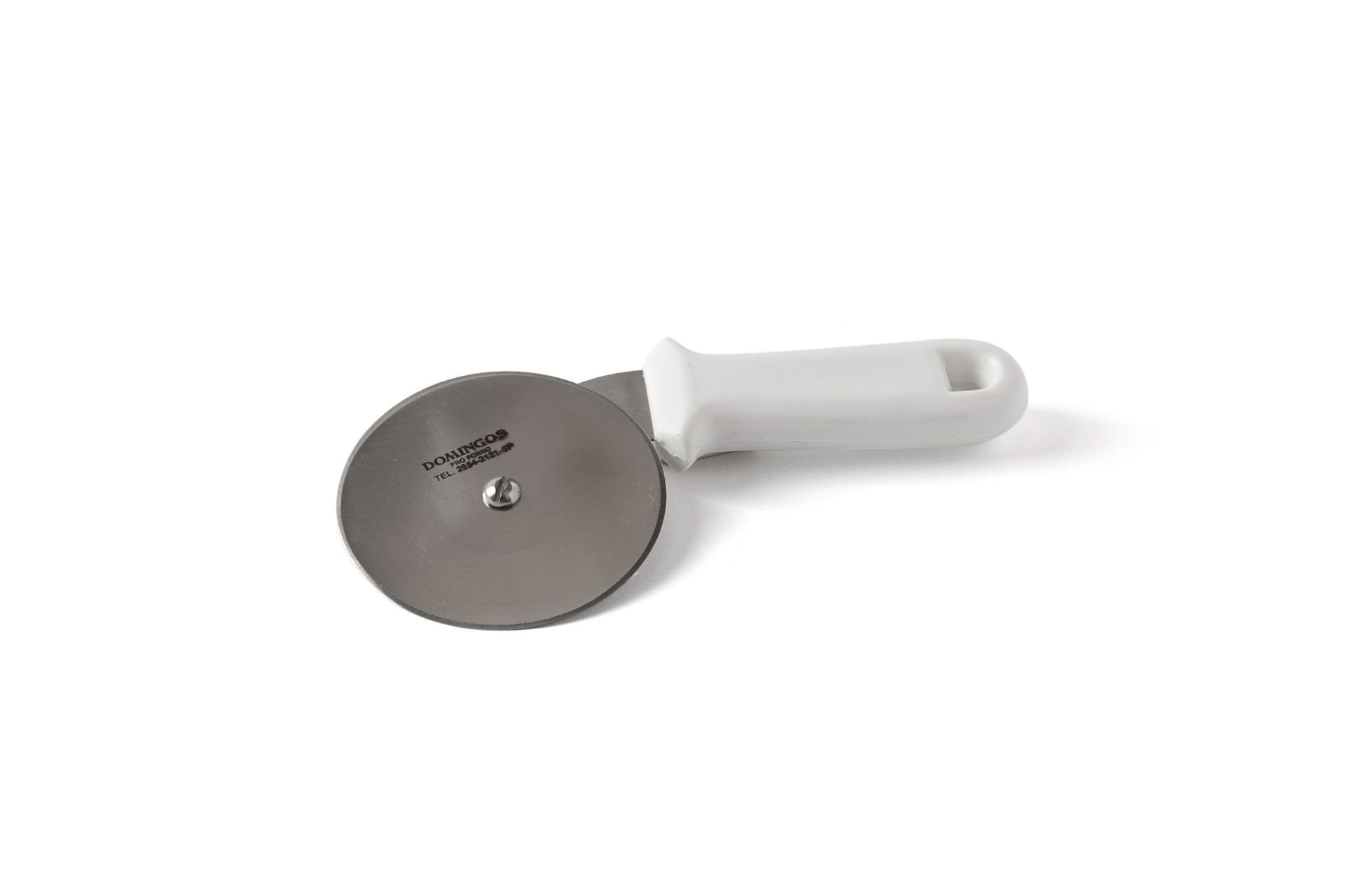 Cortador de pizza com cabo branco e roda de aço inoxidável sobre fundo branco