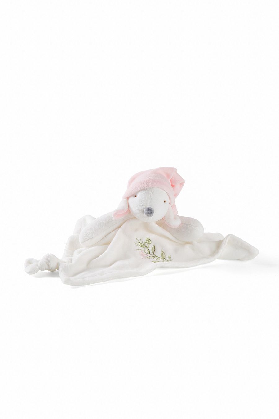Pequeno coelho de pelúcia branco com chapéu e cobertor rosa sobre um fundo branco.