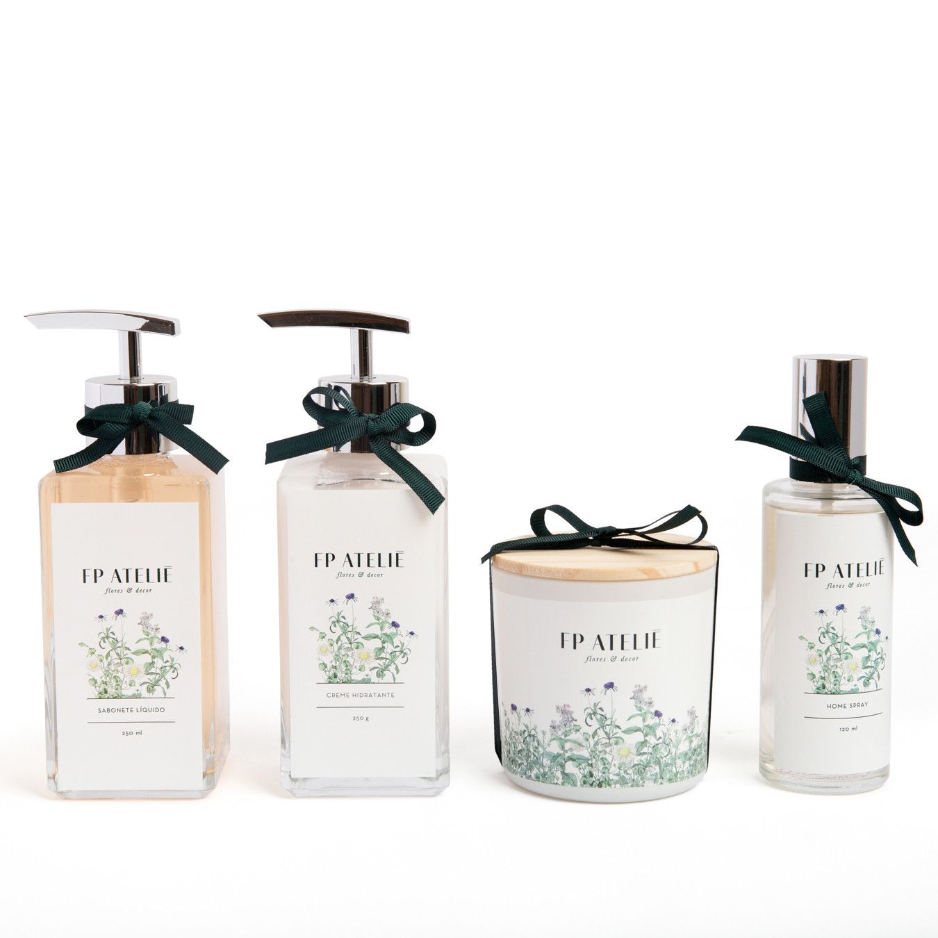 Quatro velas perfumadas brancas e frascos com bomba dosadora, com rótulos botânicos e fitas pretas sobre um fundo branco.