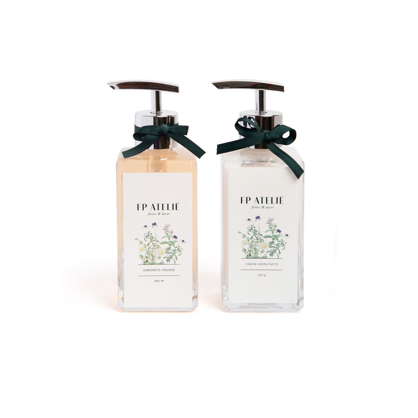 Dois elegantes dispensadores de sabonete brancos com estampa floral e laços verde-escuros sobre fundo branco.