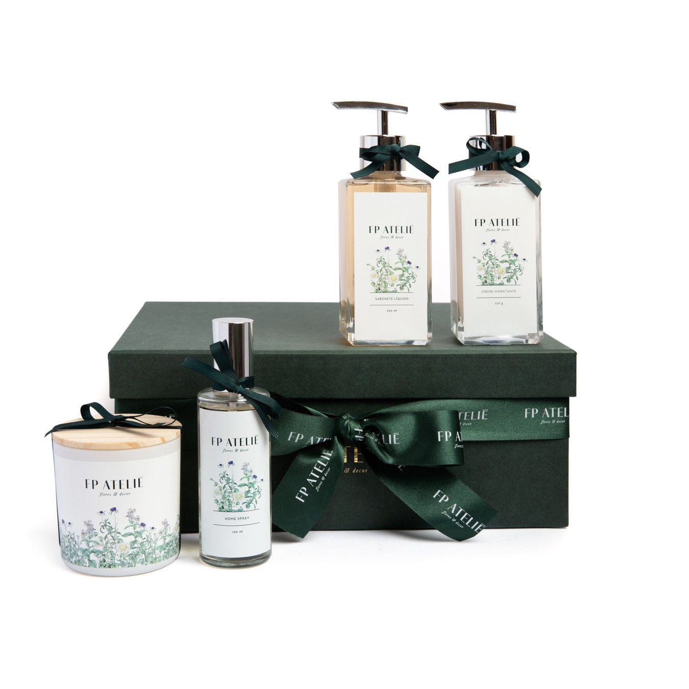 Kit de spa com frascos de rótulo verde, vela e caixa verde-escura com fita.