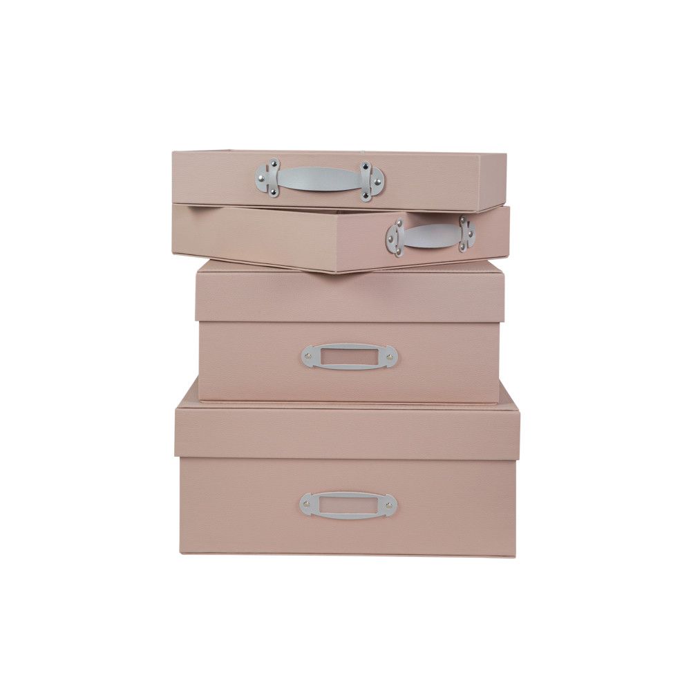 Conjunto de quatro caixas organizadoras rosa-claro com alças prateadas sobre fundo branco.