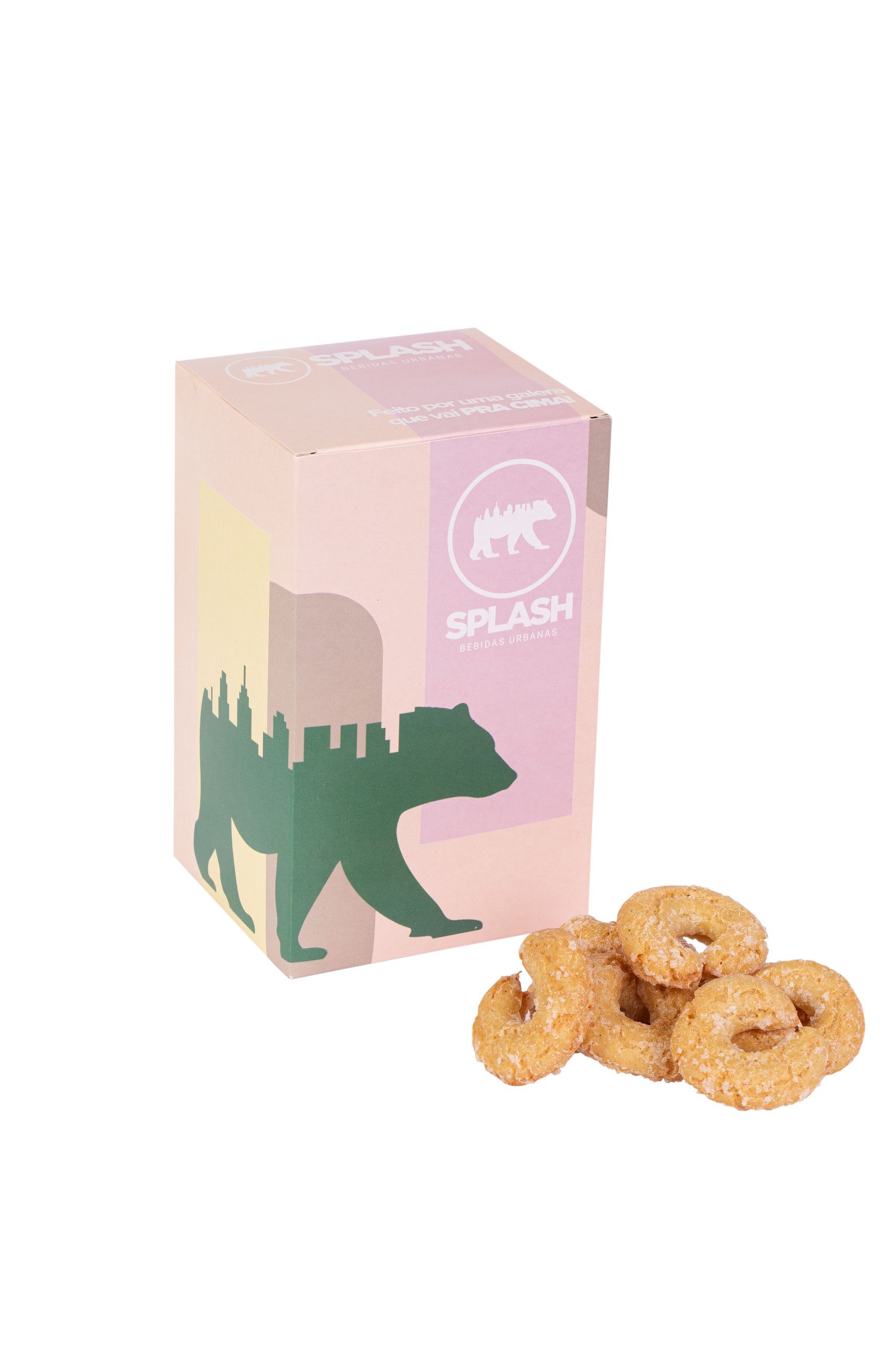 Caixa de cereal em tons pastel com silhueta de urso verde e pedaços de cereal em formato de rosquinha sobre fundo branco.