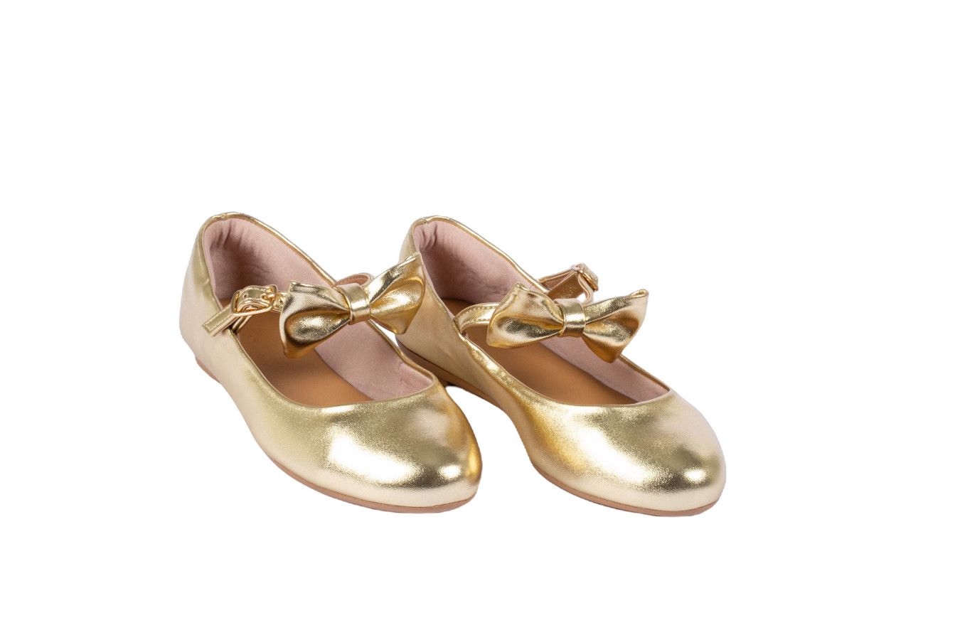 Par de sapatilhas de ballet douradas com detalhes de laço sobre fundo branco