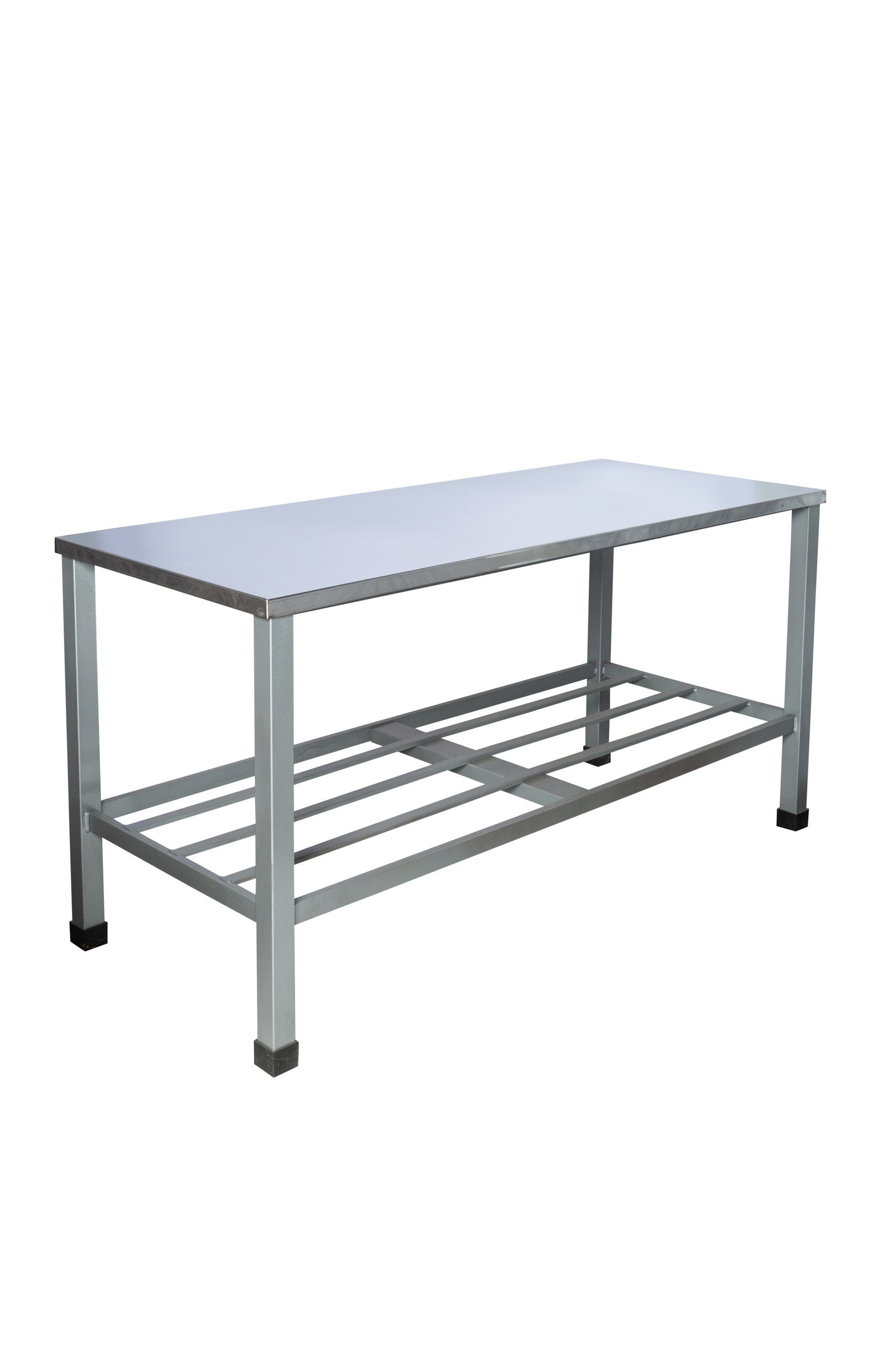 Mesa de trabalho em aço inoxidável com prateleira inferior sobre fundo branco.