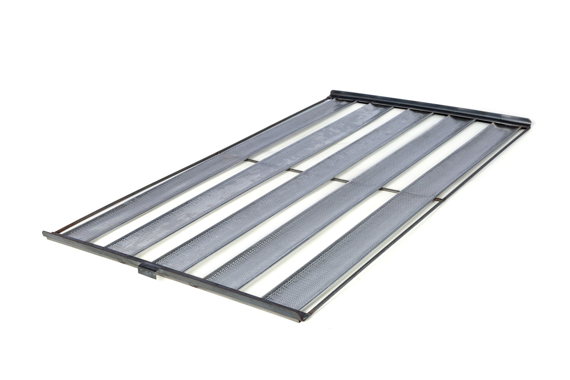 Rampa de metal prateado com degraus texturizados e laterais pretas, exibida sobre um fundo branco.
