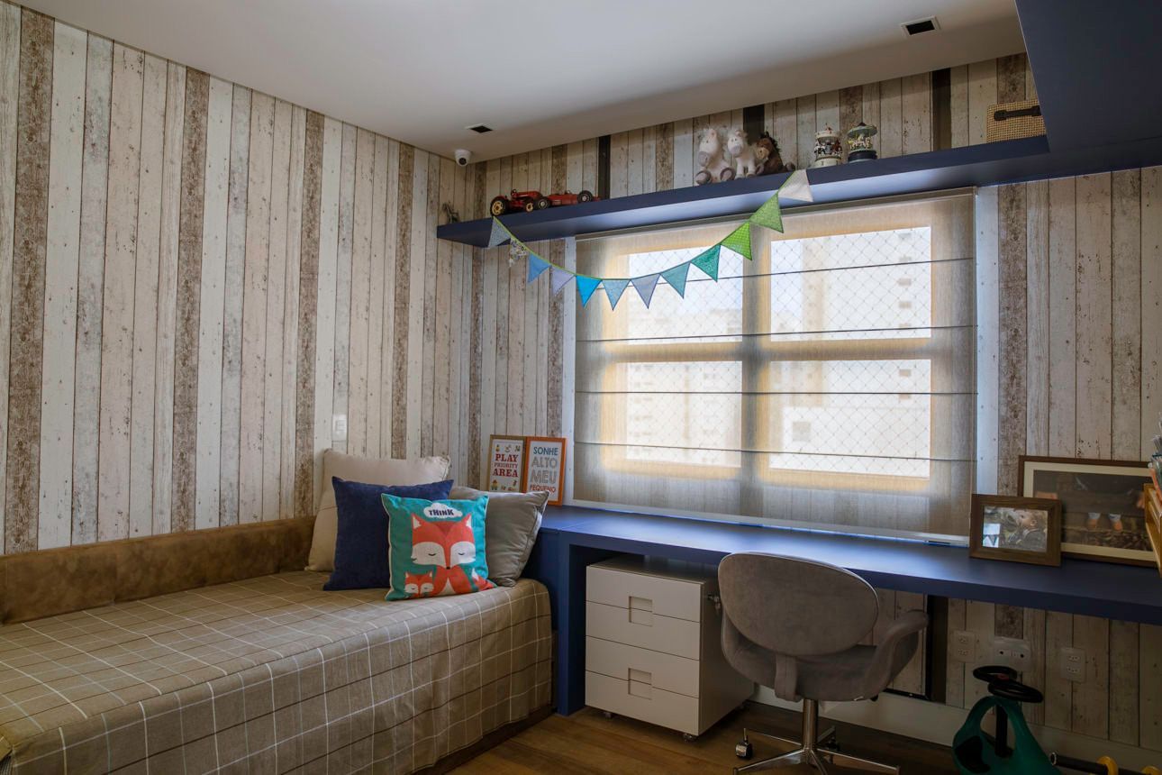 Quarto iluminado com cama, escrivaninha, cadeira, janela e bandeirolas em um canto aconchegante.