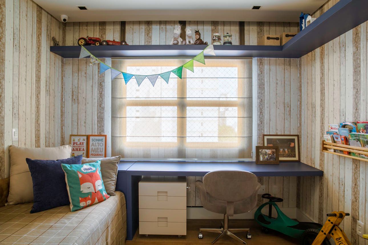Um quarto infantil aconchegante com cama, escrivaninha embaixo da janela e decoração colorida com bandeirolas.