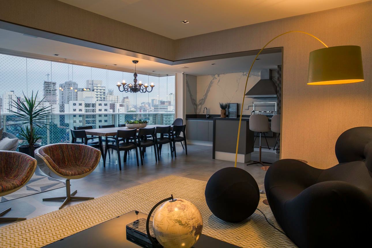 Sala de estar moderna com vista para a cidade, mesa de jantar, cadeiras pretas e iluminação aconchegante.