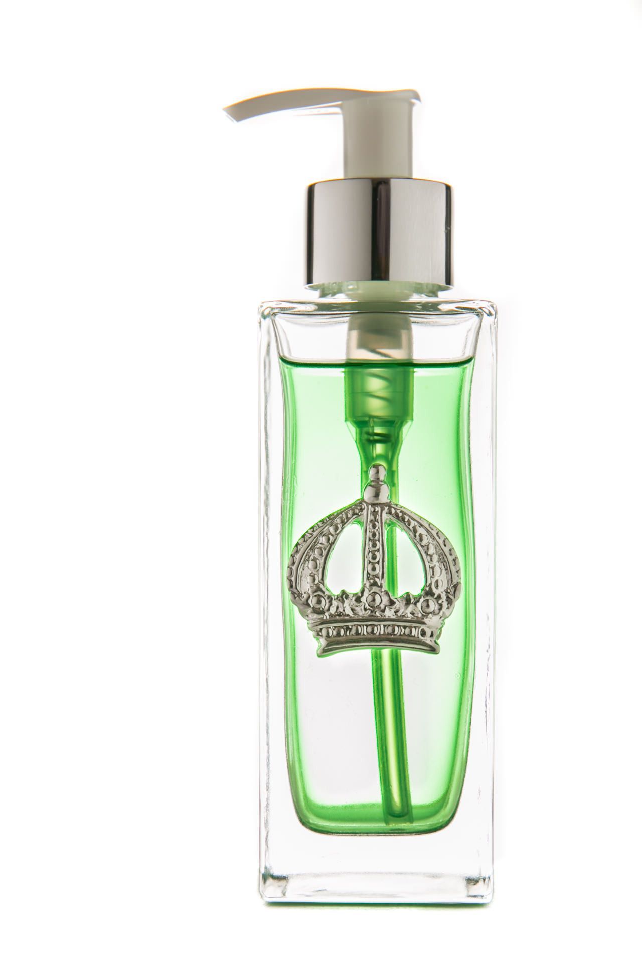 Dispensador de sabonete líquido verde em frasco retangular transparente com bomba prateada e emblema de coroa.