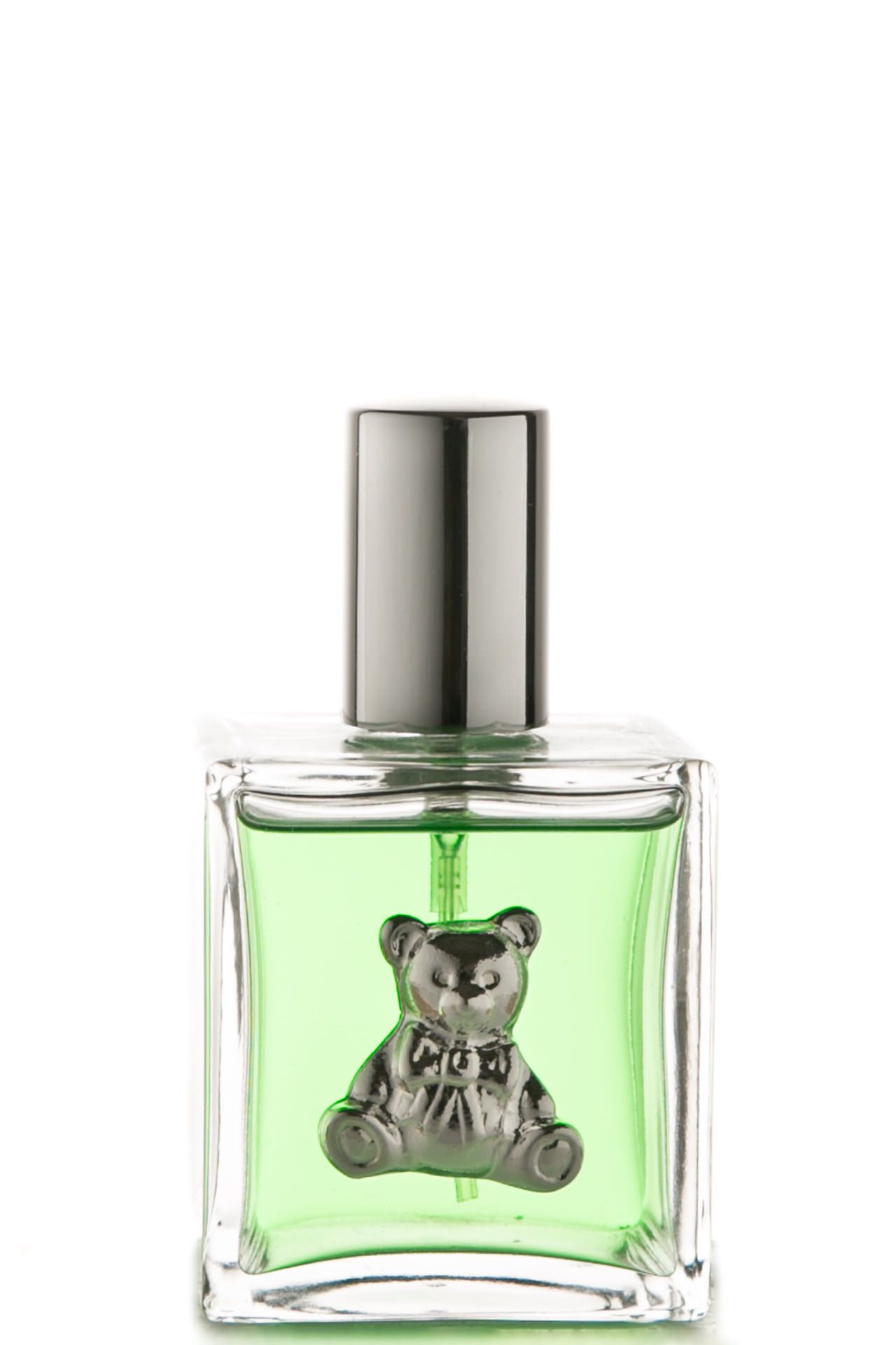 Frasco de perfume quadrado e transparente com líquido verde e tampa prateada, apresentando um desenho de ursinho de pelúcia na frente.