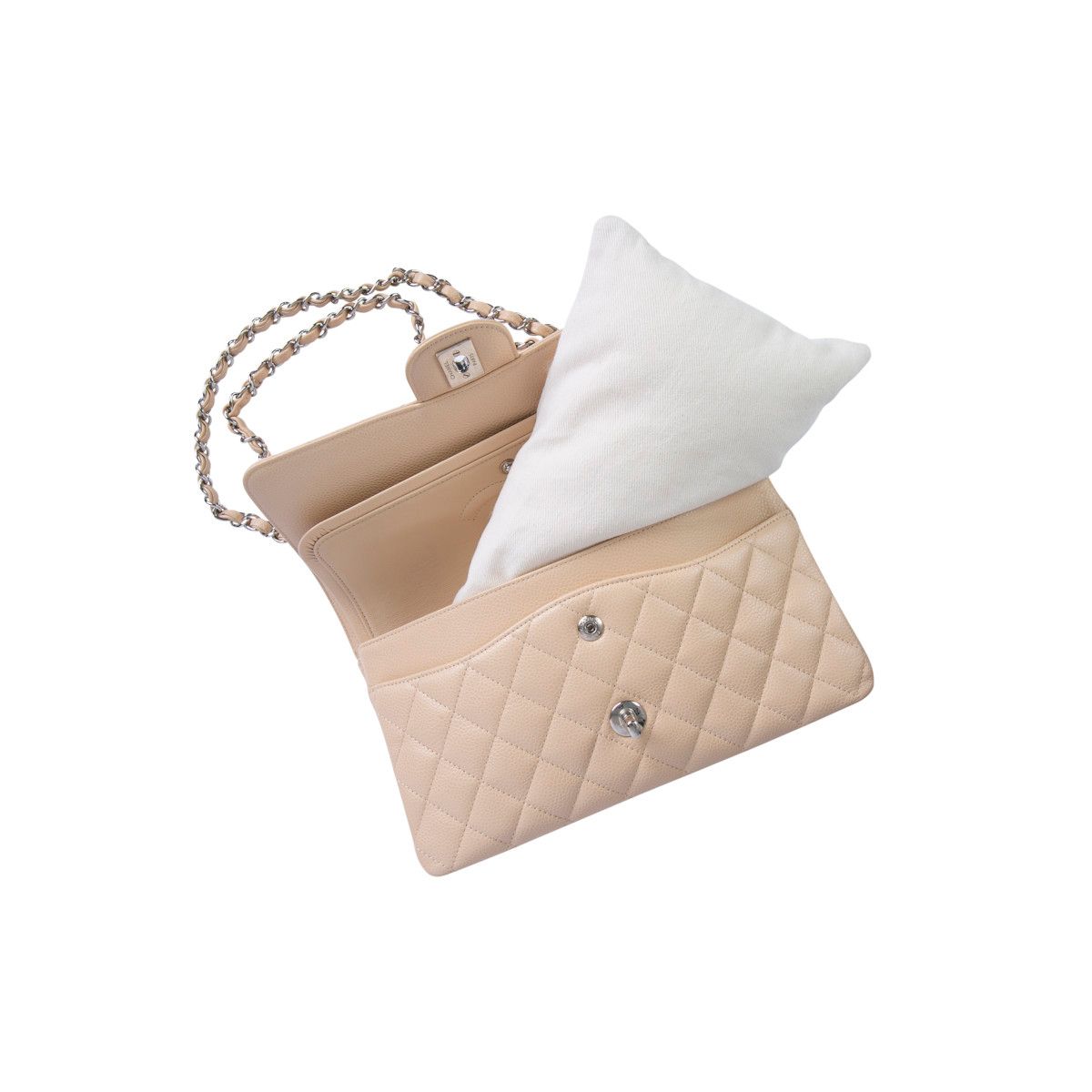 Bolsa bege acolchoada com alça de corrente, que se abre revelando um interior branco tipo almofada.