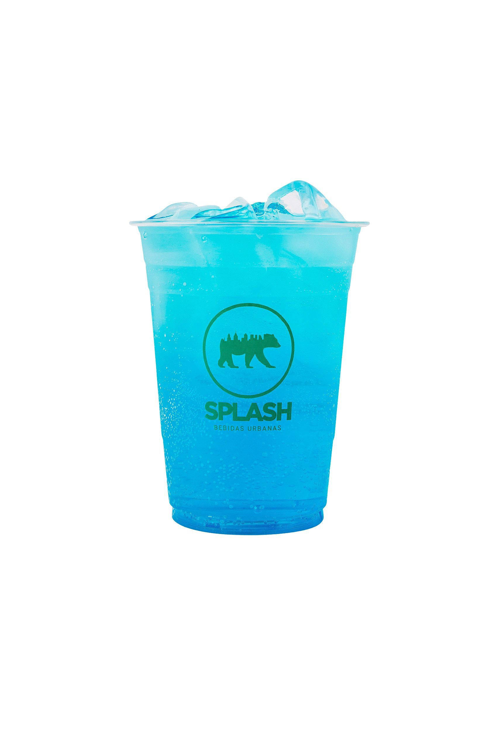 Bebida gelada azul em um copo de plástico transparente com o logotipo da Splash em um fundo branco.