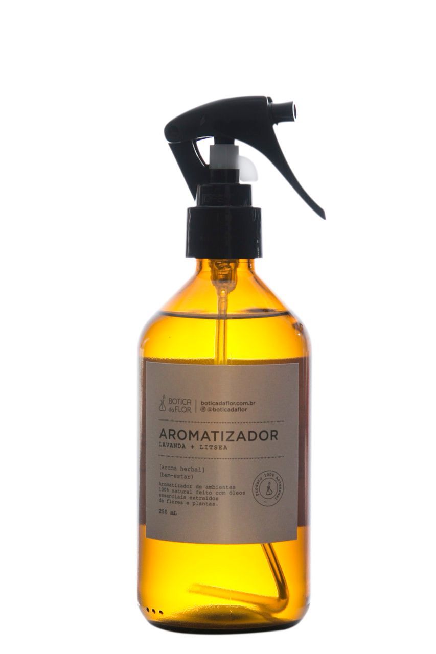 Frasco spray âmbar com bico de gatilho preto e etiqueta.