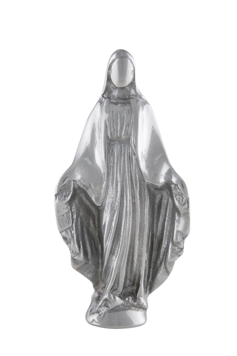 Estátua prateada da Virgem Maria com o manto drapeado estendido.