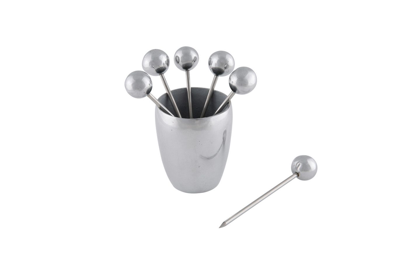 Porta-palitos de coquetel prateado com seis palitos de metal, um palito ao lado.