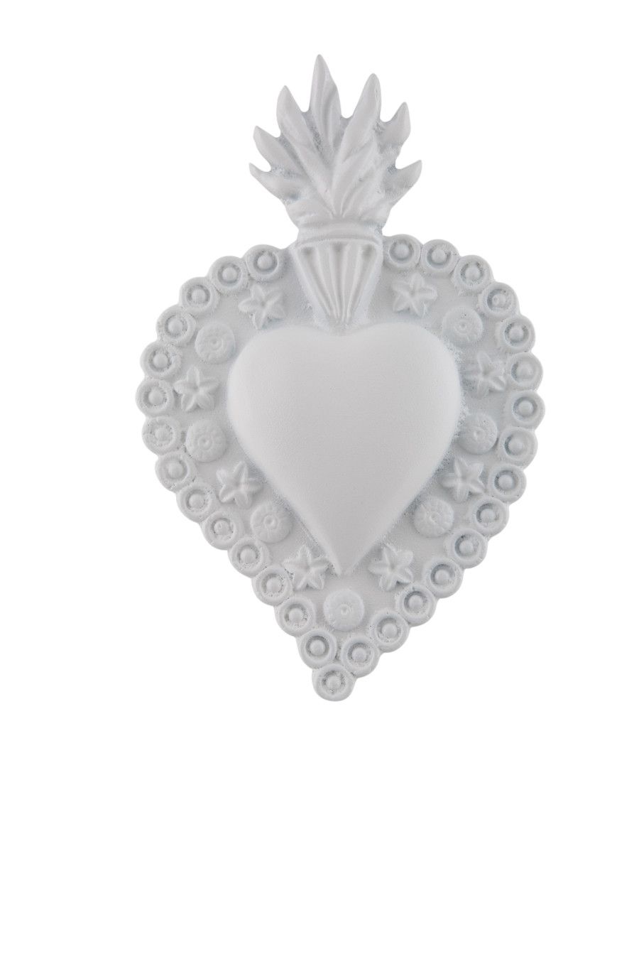 Ornamento branco em forma de coração com borda recortada e decoração superior em forma de folha.