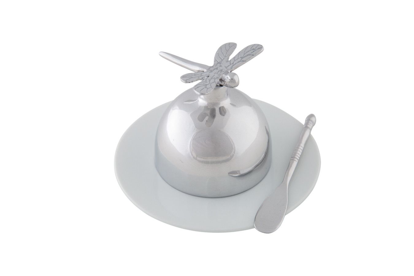 Cloche de sobremesa prateada sobre um prato branco com uma pequena colher de servir.