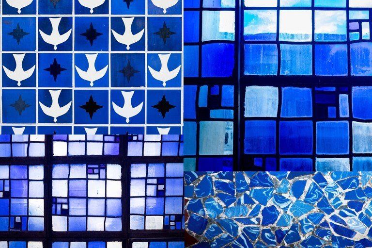 Mosaico azul com azulejos de pássaros e padrões quadrados abstratos.