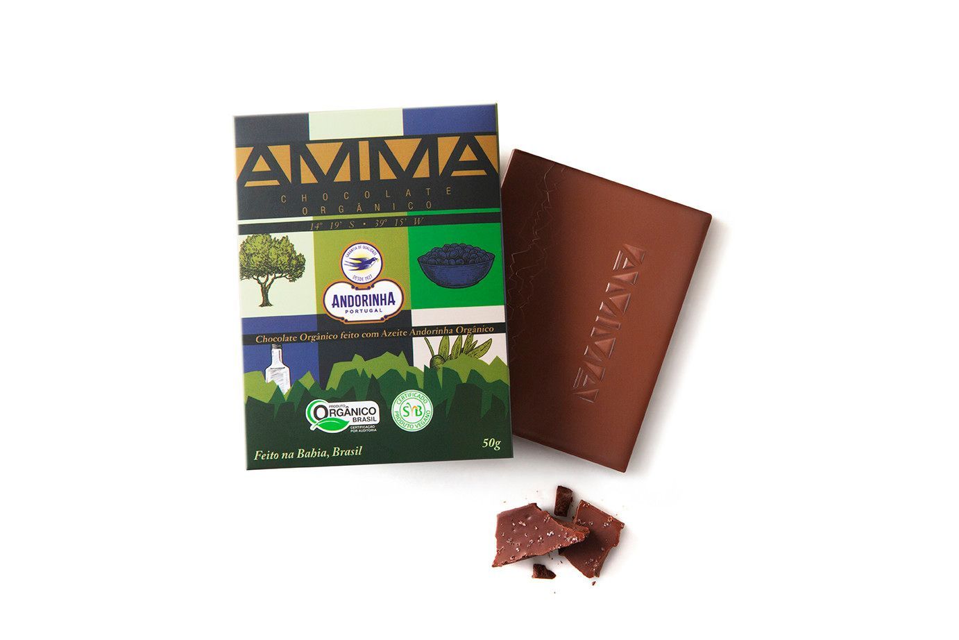 Embalagem de barra de chocolate com uma barra marrom e alguns pedaços de chocolate sobre um fundo branco.