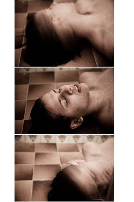 Colagem em sépia de três painéis de um homem deitado de costas em um chuveiro revestido de azulejos, com os olhos fechados sob a água corrente.