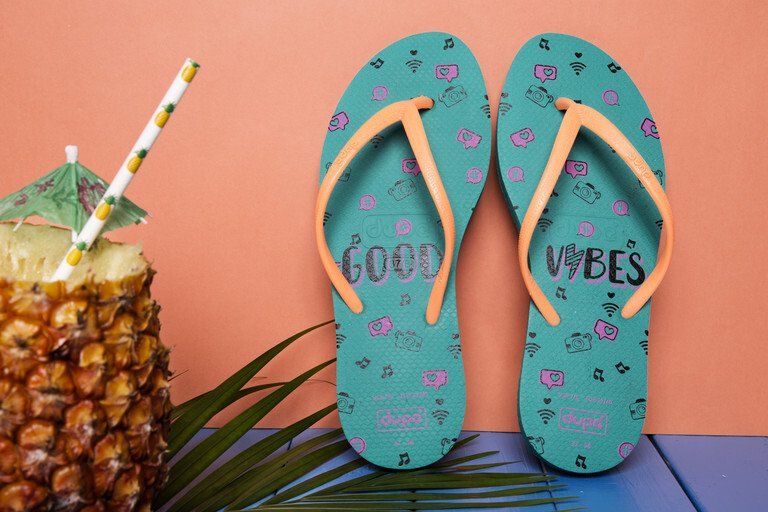 Chinelo turquesa com a inscrição