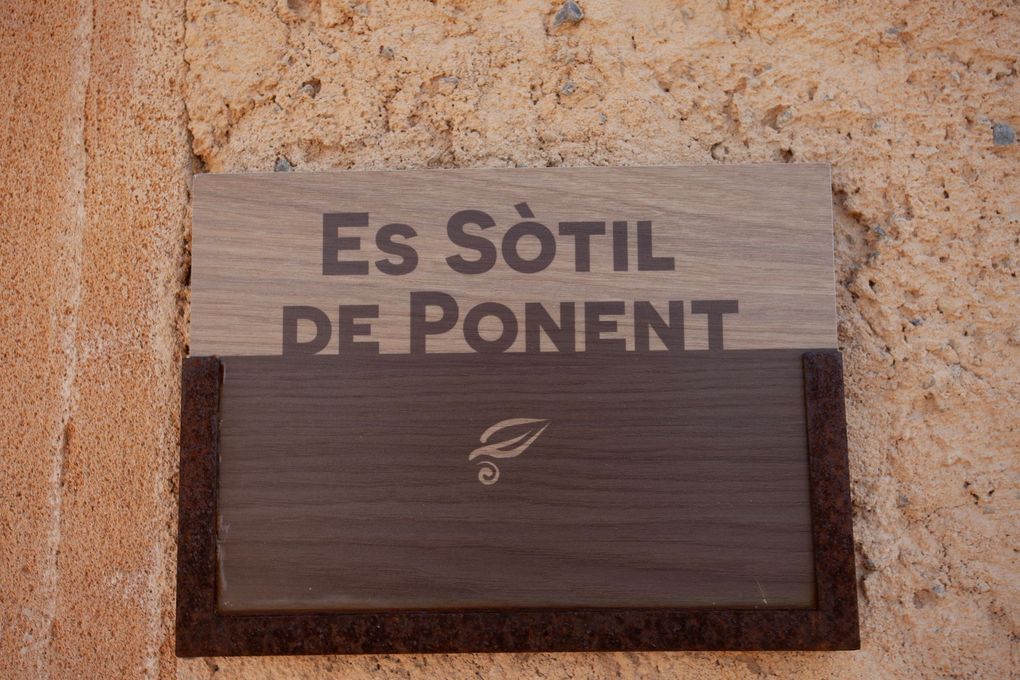 A sign on en wall that says se sutil de poniente