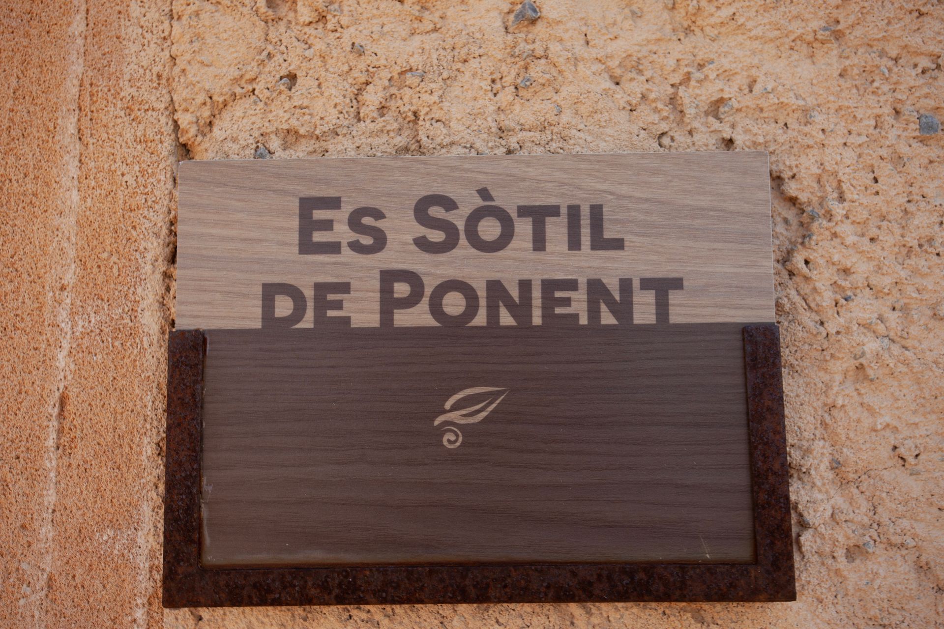 A sign on a wall that says es sotil de ponent