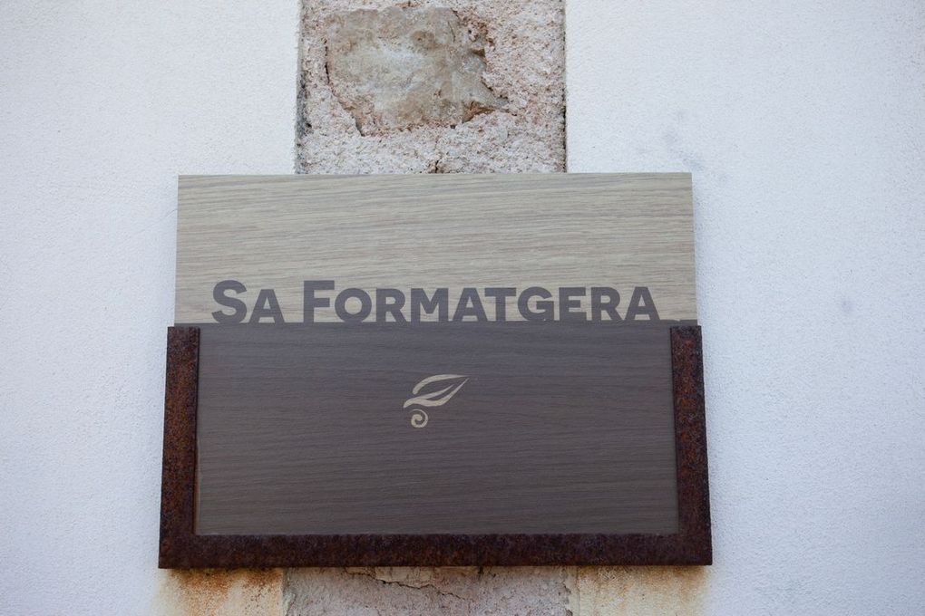Un cartel en el costado de un edificio que dice sa formatgera