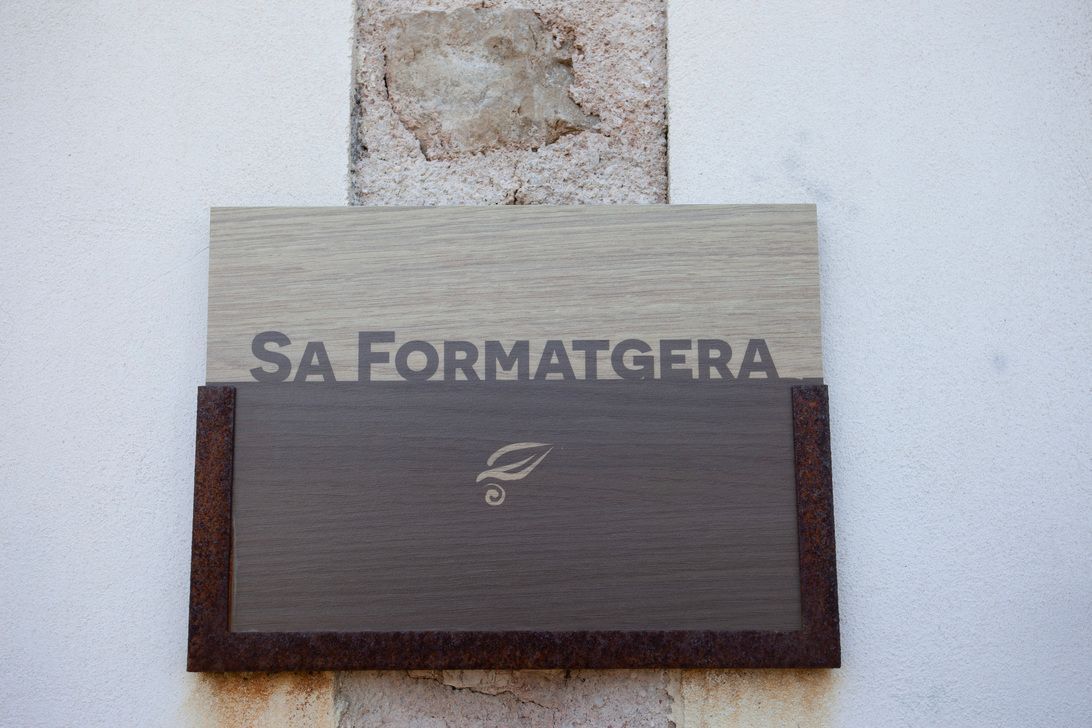 Un cartel en el costado de un edificio que dice sa formatgera