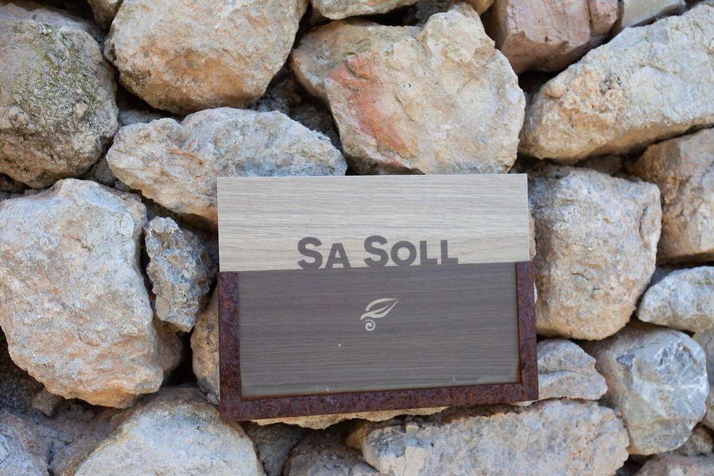 Un cartel en una pared de roca dice sa soll