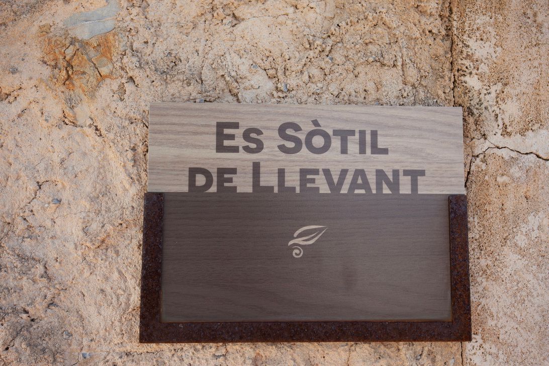 Auf einem Schild an der Wand steht: „Es sotil de levant“.