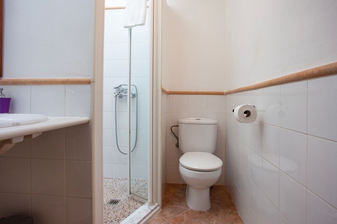 Ein Badezimmer mit Toilette, Waschbecken und Dusche.