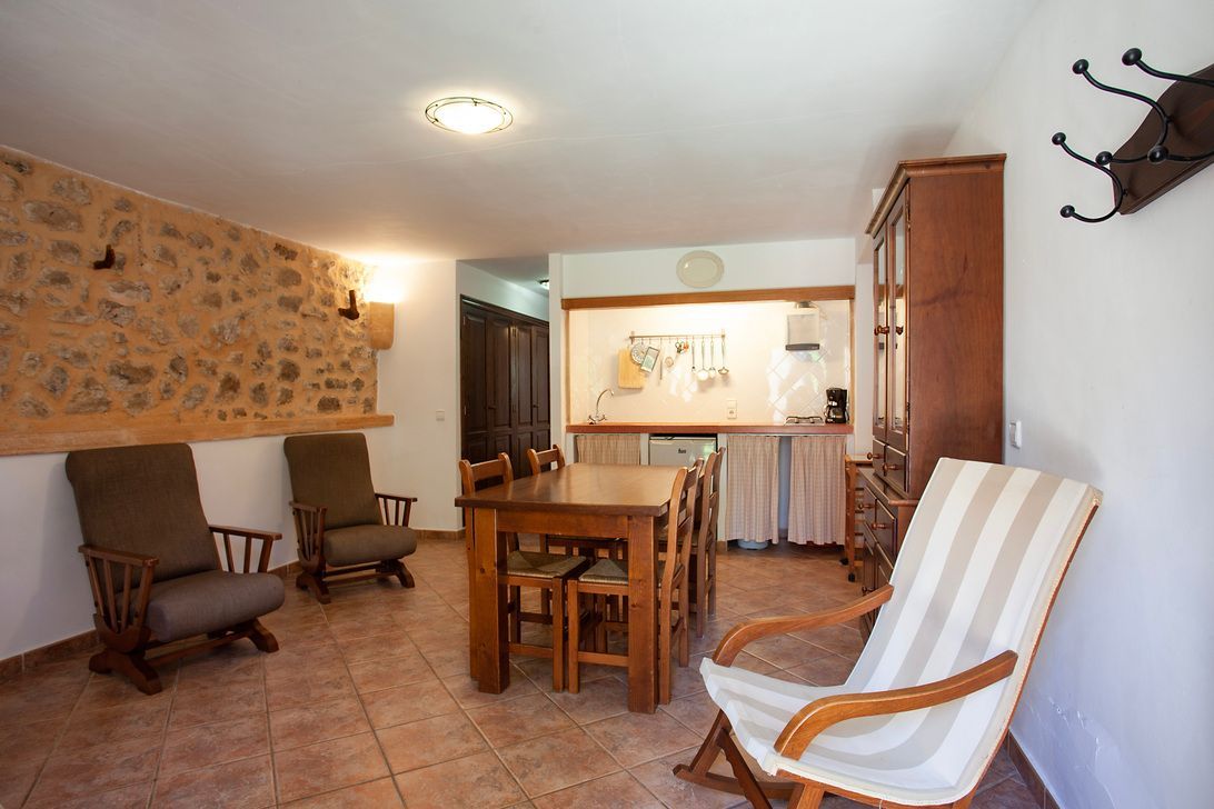 Ein Wohnzimmer mit einem Tisch und Stühlen