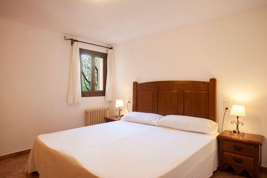 Un dormitorio con una cama grande y una ventana.