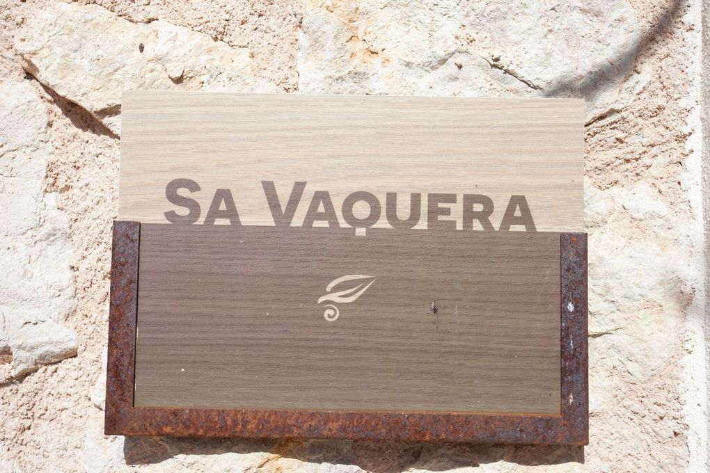 Un cartel de madera en un muro de piedra dice salvaguera.