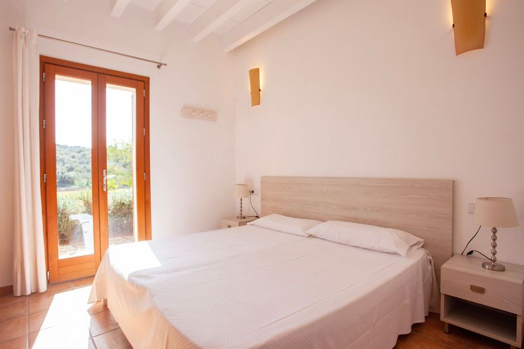 Un dormitorio con una cama grande y una ventana.