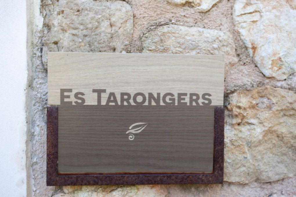Un cartel en un muro de piedra que dice es tarongers
