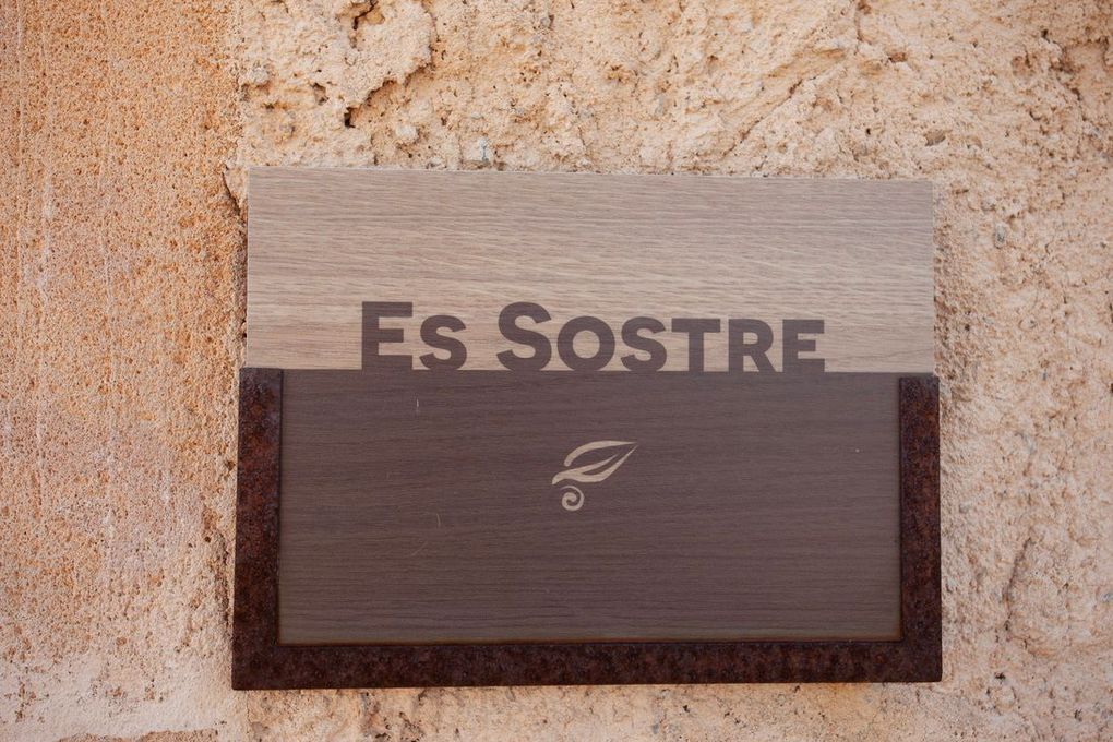 A sign on en wall that says es techo