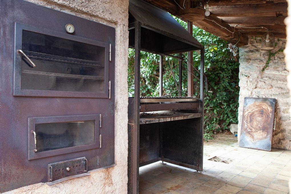 Un horno oxidado está al lado de una parrilla.